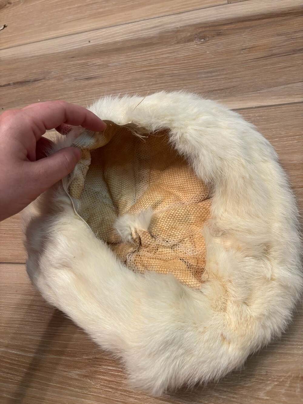 Vintage 1960s White Rabbit Fur Beret Tam Hat with Pompom - Picture 5 of 5